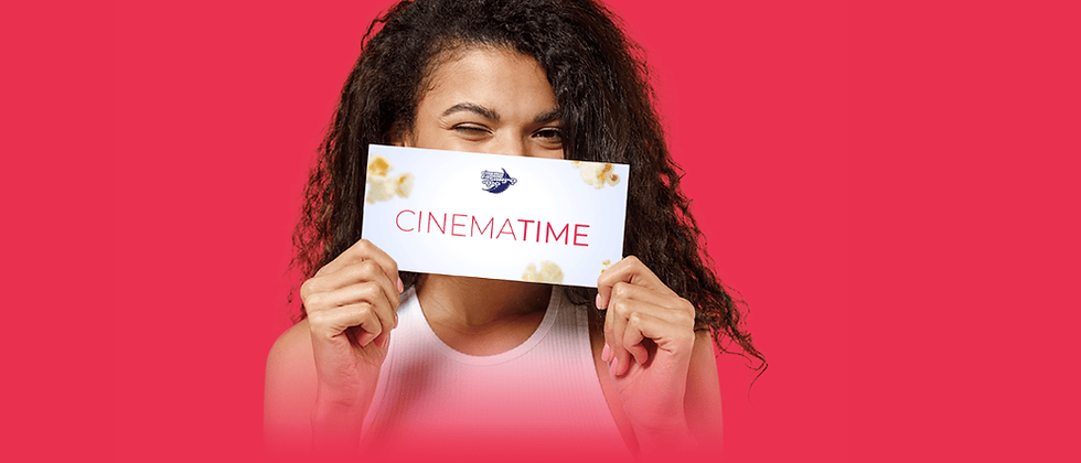 אישה מחייכת מחזיקה מול הפה כרטיס CINEMATIME על רקע אדום, באנר כרטיסי מתנה לטאבלט