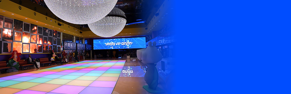 לובי סינמה סיטי ירושלים עם נברשות זכוכית, רצפה צבעונית מוארת ושלט מתחם VIP