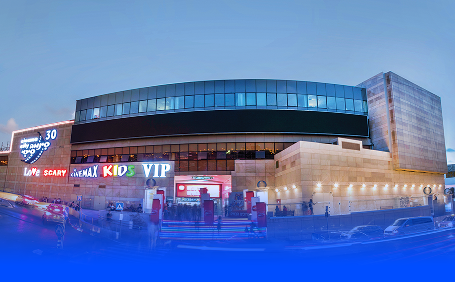 מבנה סינמה סיטי גלילות בשעות הערב עם שלטי KIDS ו VIP